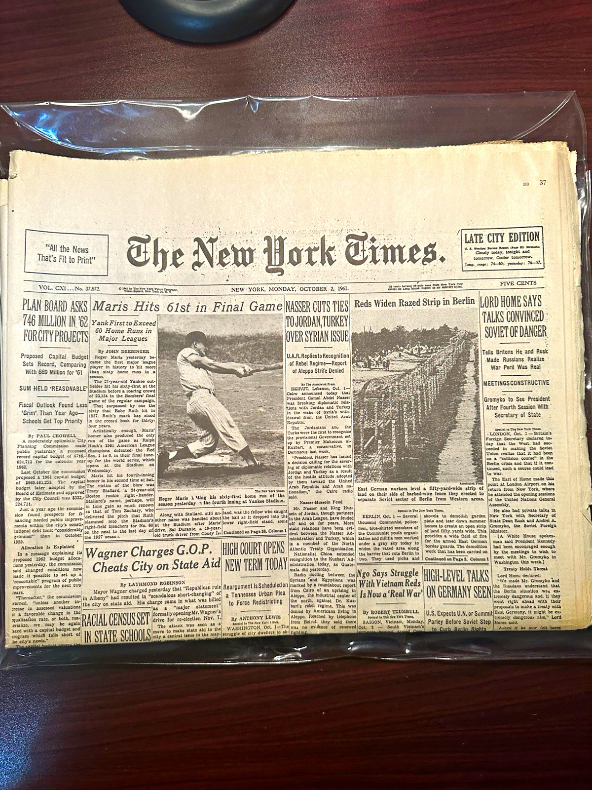Vintage NY Times Newspaper Roger Maris 61st Home Run + Baseball Commemorative⁠