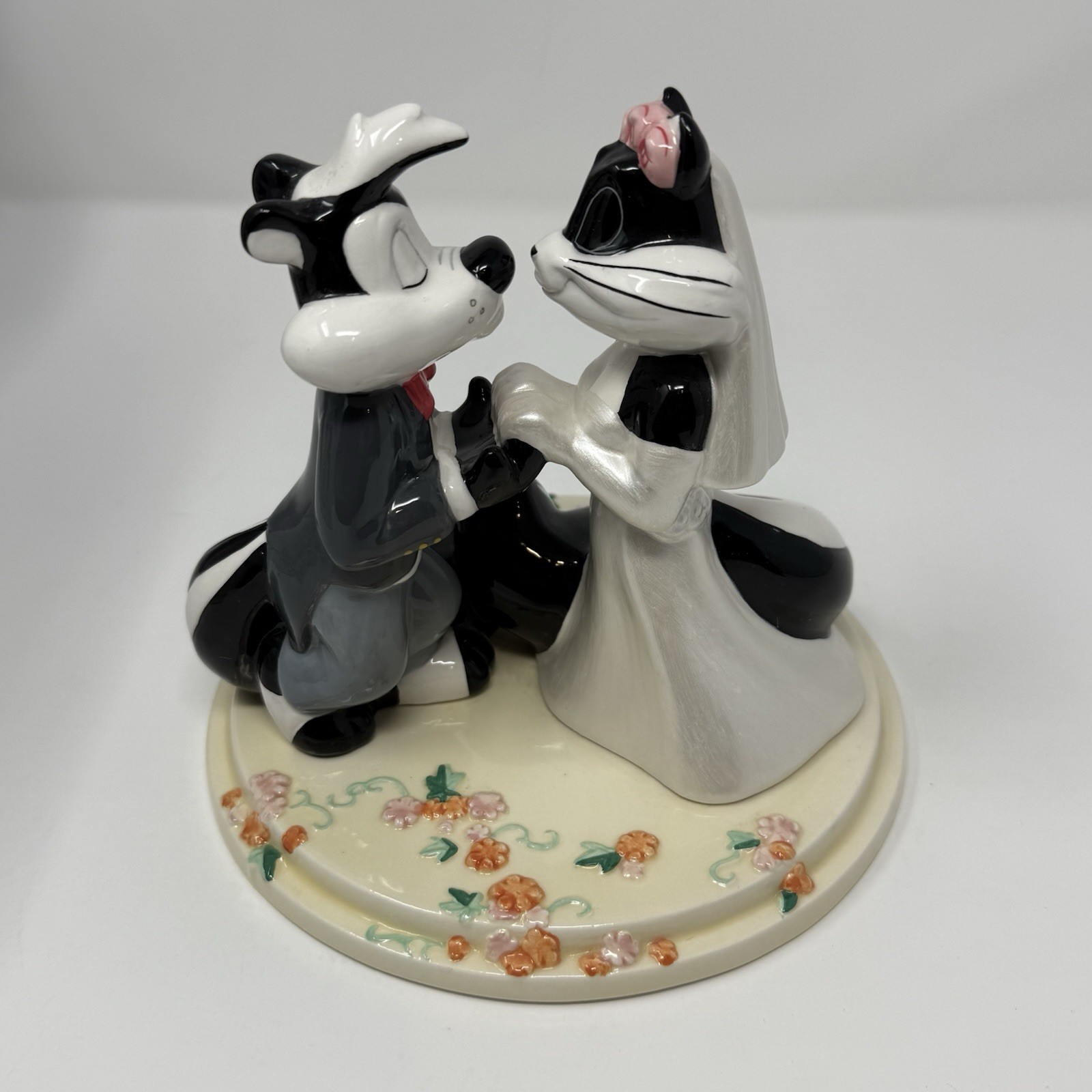 WB Studio Store Looney Tunes Pepe Le Pew & Penelope Wedding Cake Topper With Box WB Studio Store Looney Tunes Pepe Le Pew & Penelope Wedding Cake Topper With Box