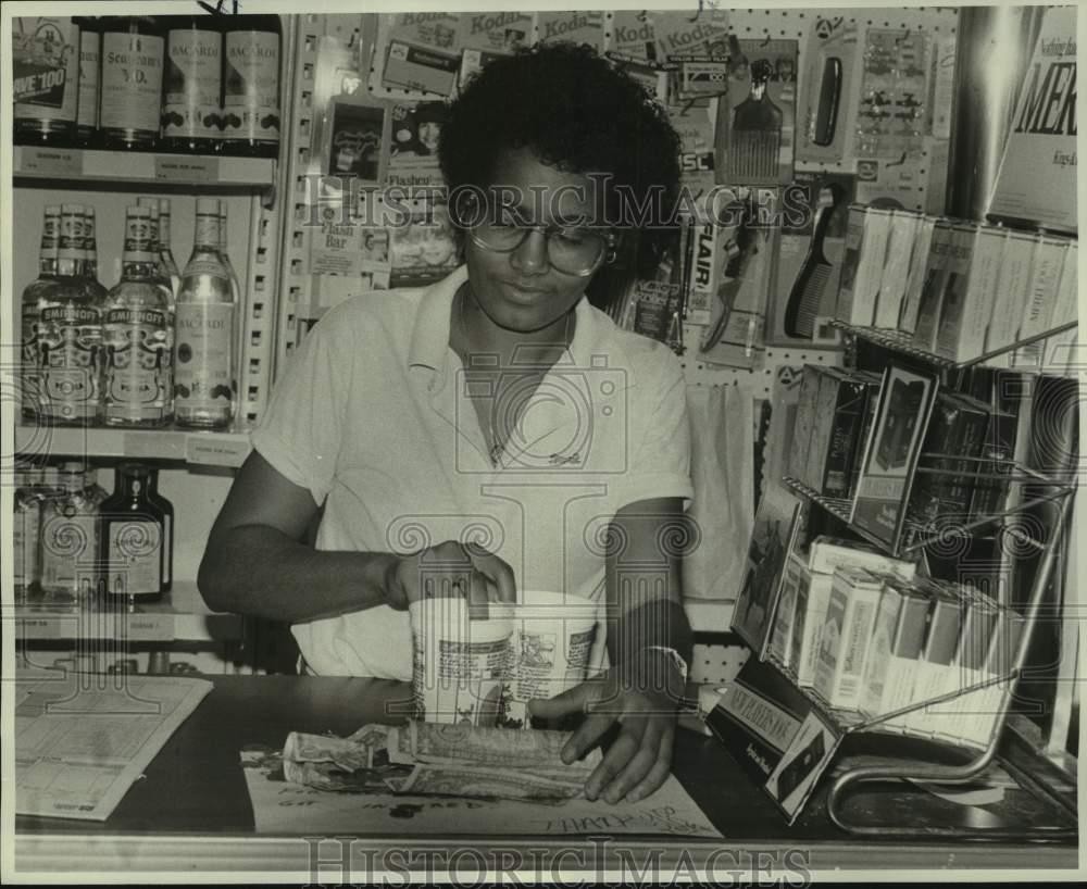 1983 Press Photo New Orleans-Kathy Bell, manager of Majik Market donations
