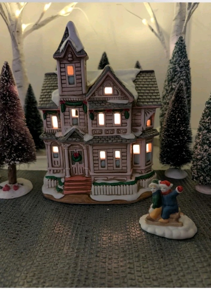 Lefton Colonial Xmas Village Kirby House 00716 Pink Victorian 1992 Retired, vtg