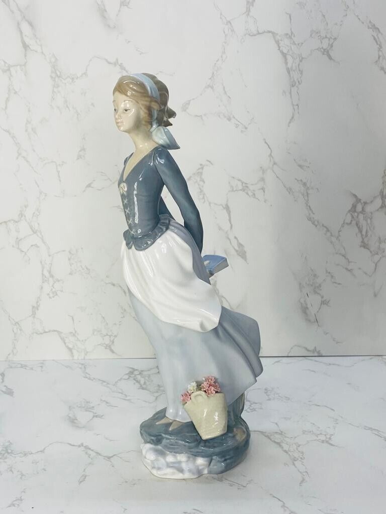 Lladro 4922 Sea Breeze Wind Blown Girl Porcelain Figurine