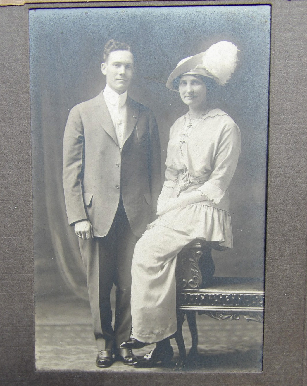 LARGE antique VICTORIAN cdv photograph MAN WOMEN well dressed HIGH SOCIETY LARGE antique VICTORIAN cdv photograph MAN WOMEN well dressed HIGH SOCIETY