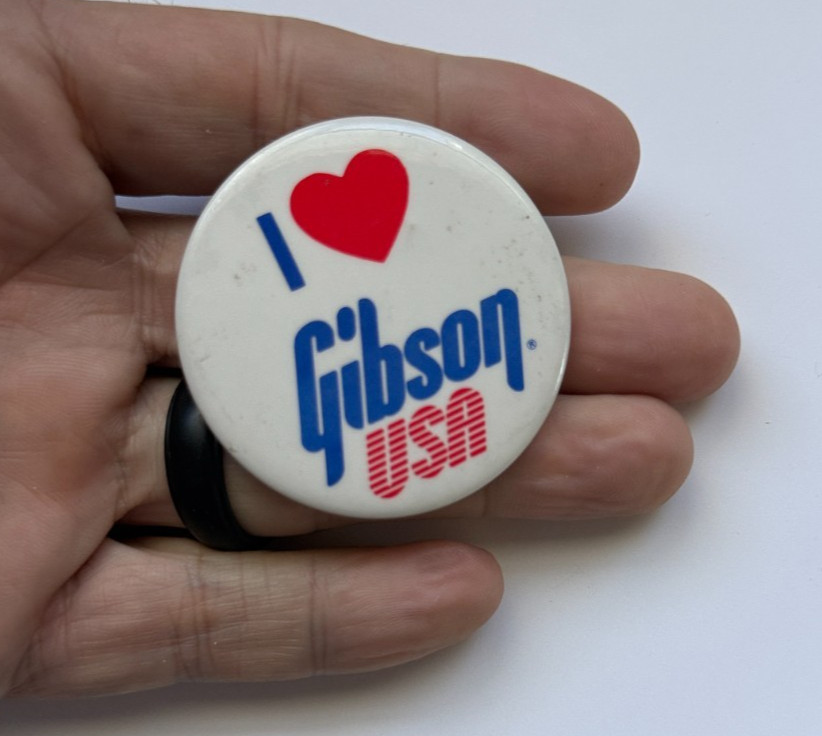1980s I HEART GIBSON Guitars Advertising Pin Back - Scarce 1980s I HEART GIBSON Guitars Advertising Pin Back - Scarce