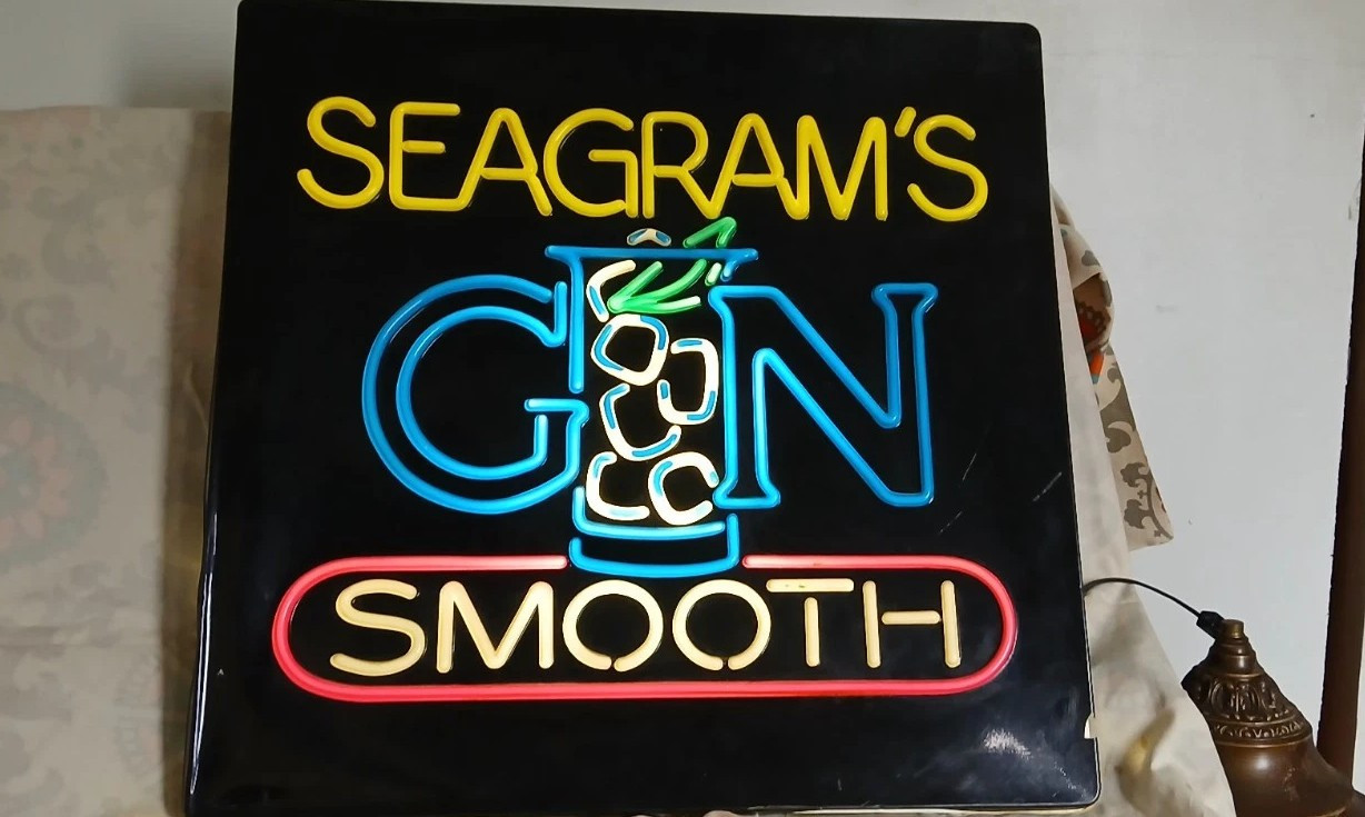 VTG SEAGRAM\'S  GN SMOOTH LIGHTED BEER SIGN 18X18