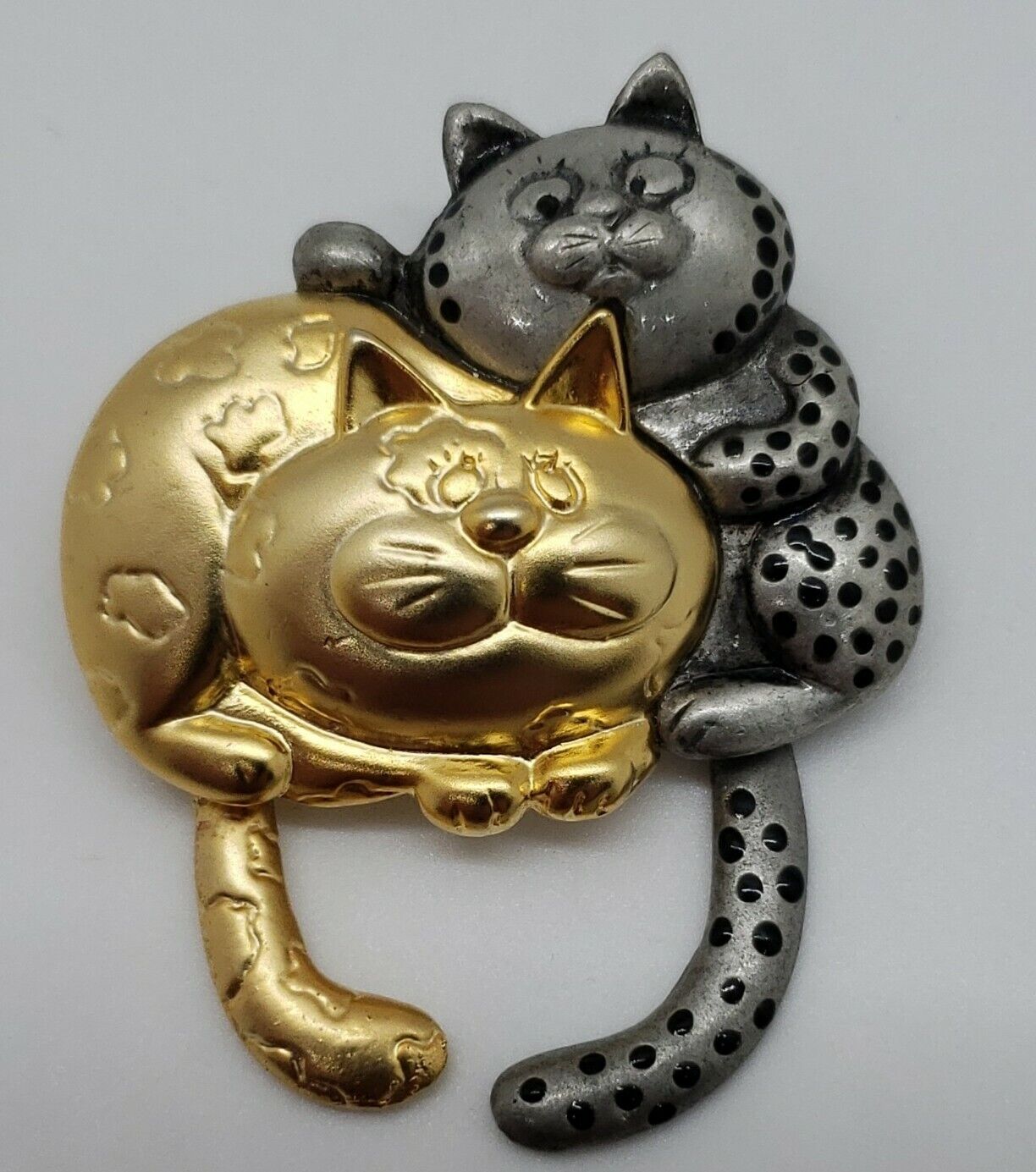 Vintage Danecraft silver/ gold tone snuggly happy CATs w dangle tails brooch pin