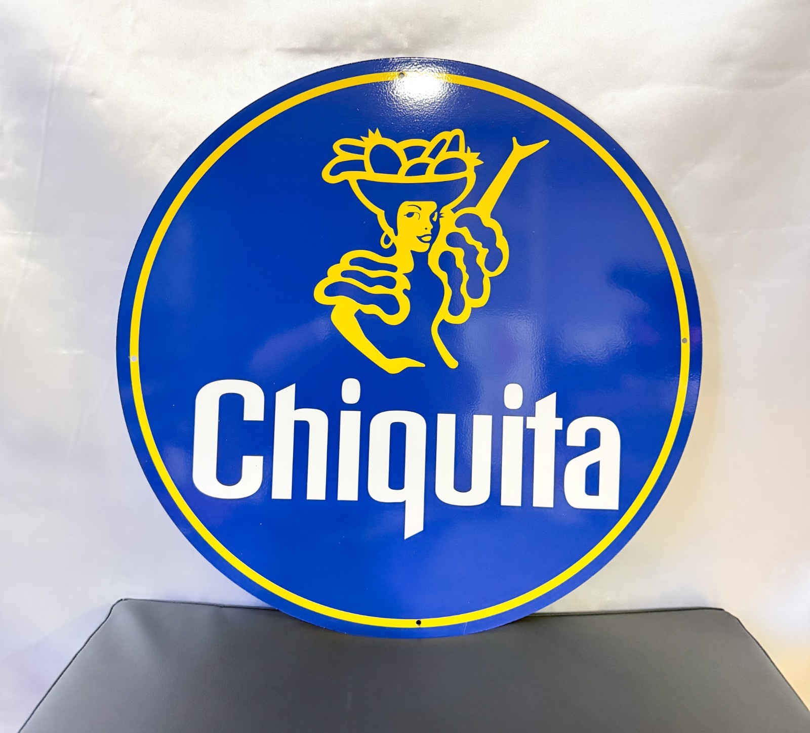 Chiquita – Vintage Fruit Advertising Heavy Metal Sign – 50 cm (19.7”)