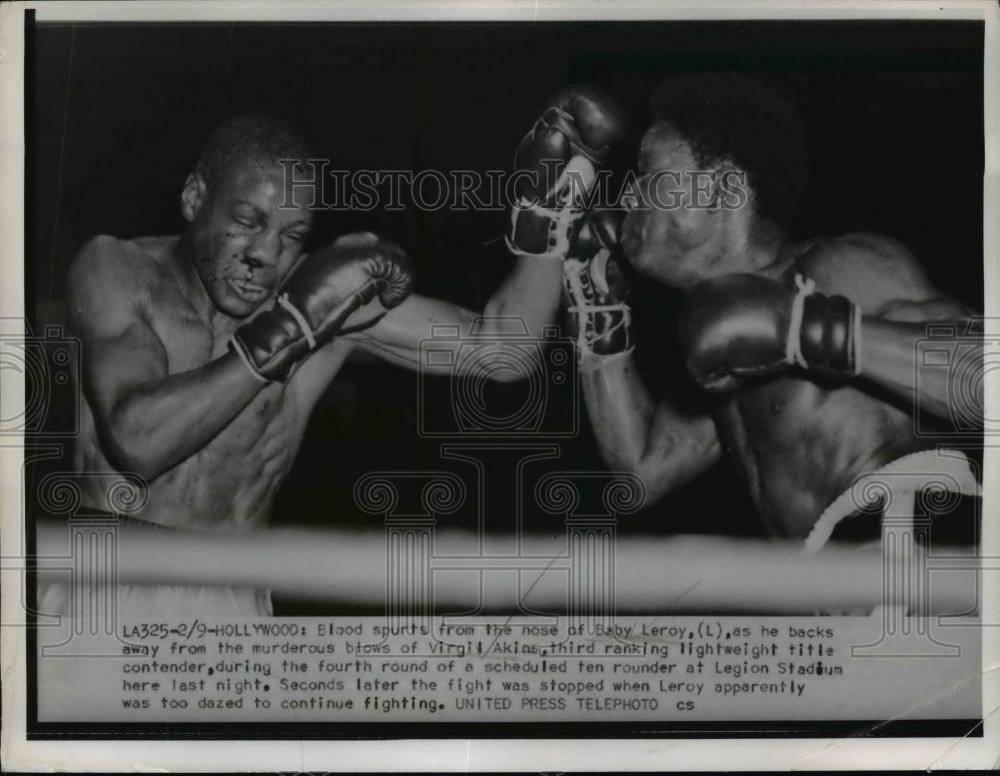 1952 Press Photo Baby Leroy backs away from blows by Virgil Akins in 4th round