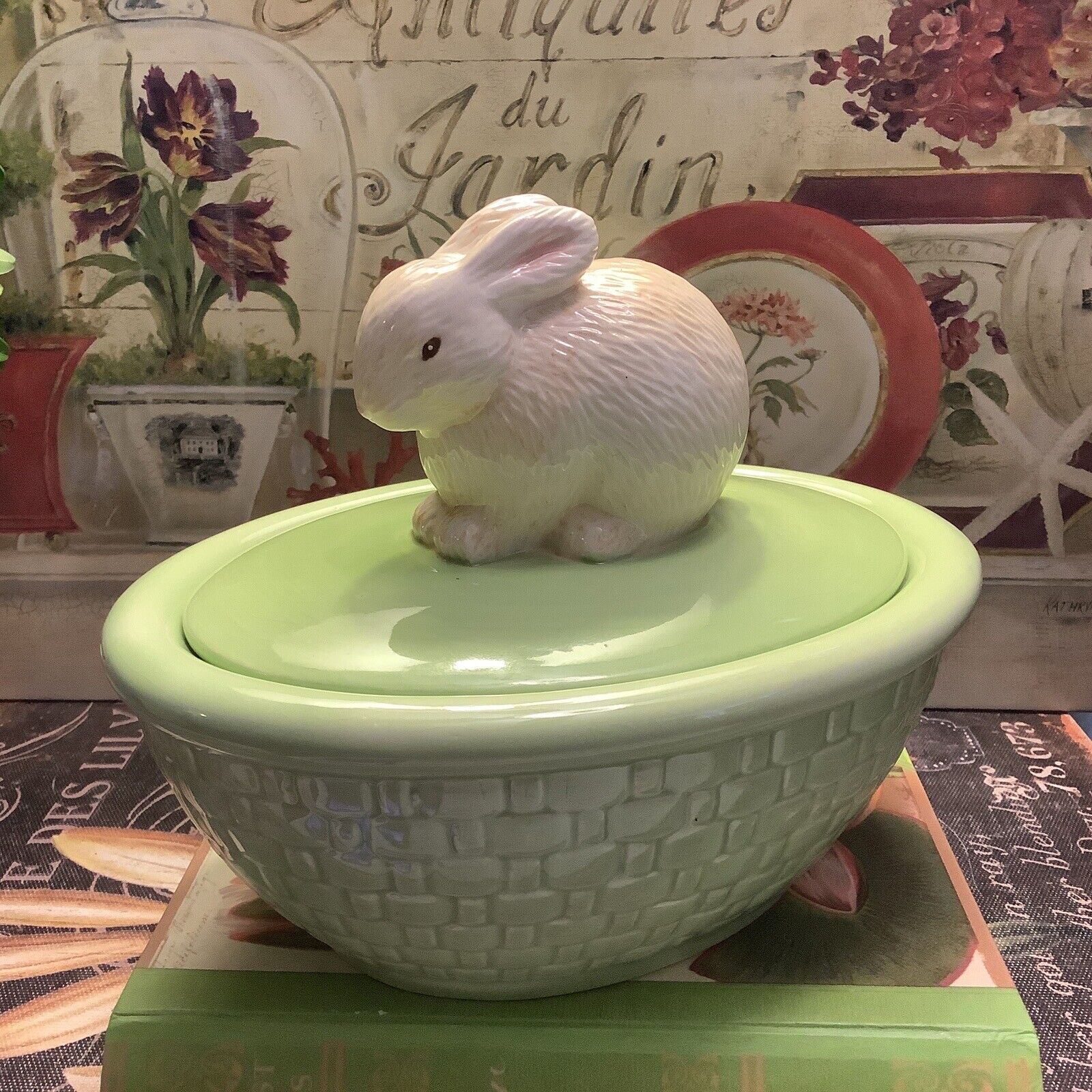 Hallmark~Rabbit/Bunny Covered Dish~Green Basket Weave~w/White Rabbit Topper~NICE