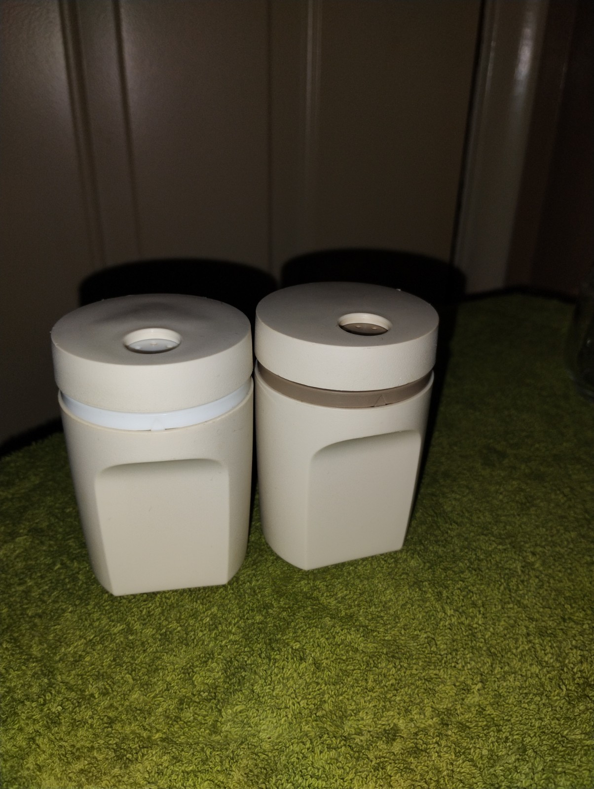 Vintage Pr Tupperware 1471-21 Salt & Pepper Shakers Twist Top Beige Made In USA Vintage Pr Tupperware 1471-21 Salt & Pepper Shakers Twist Top Beige Made In USA