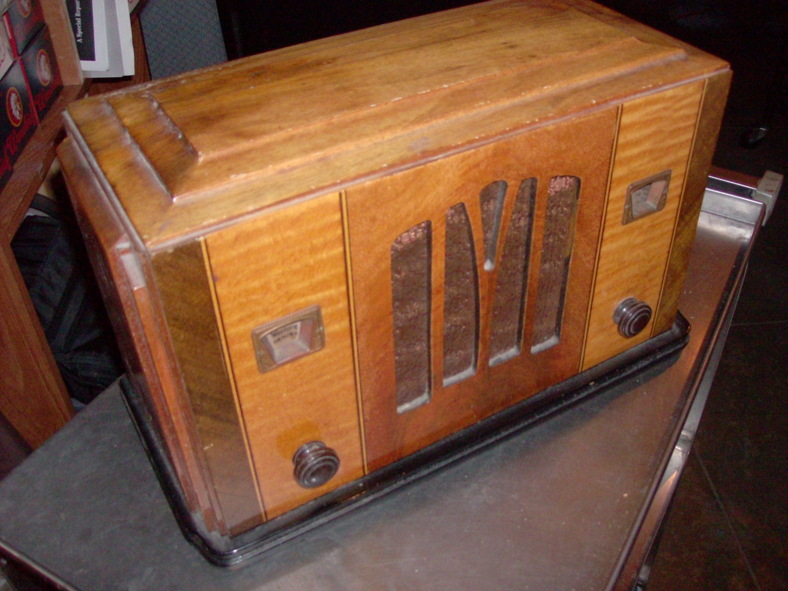 BEAUTIFUL 1940S COLLECTORS RADIO (L@@K)