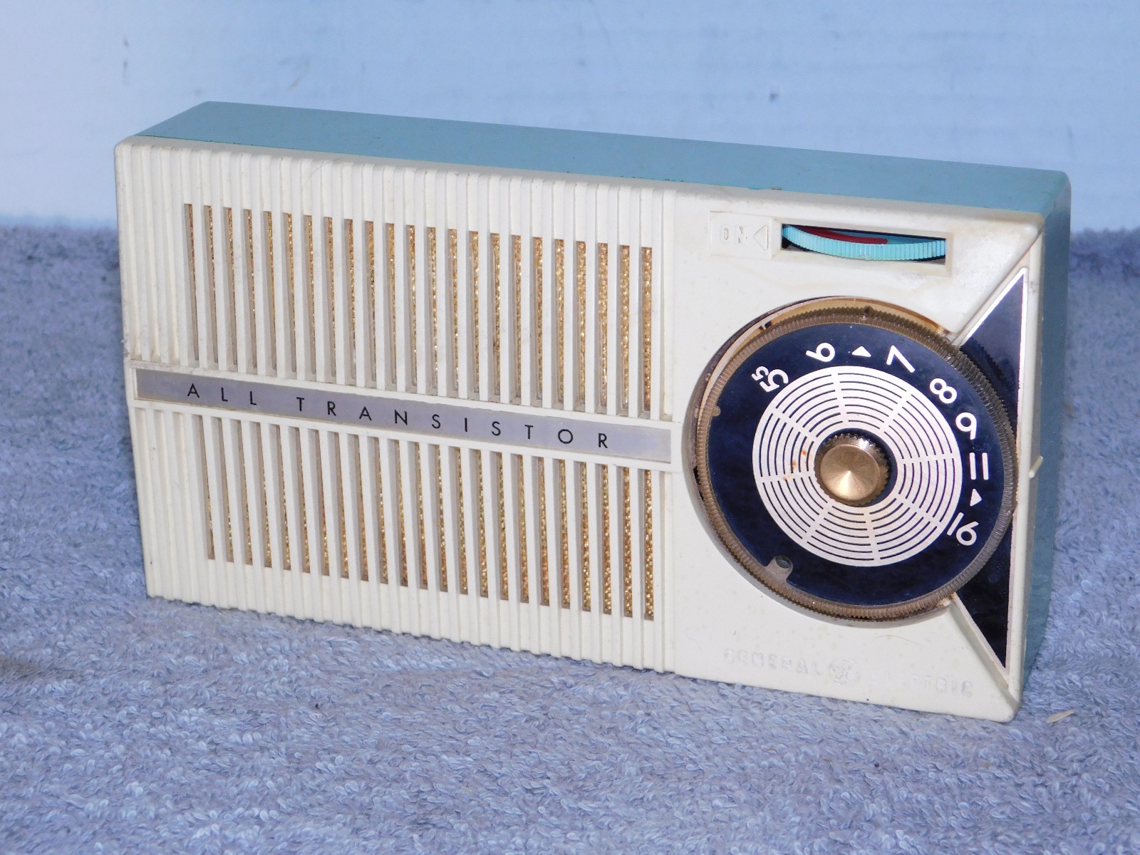 Vintage GE P-746B Turquoise AM Transistor Radio - Black - NOT working