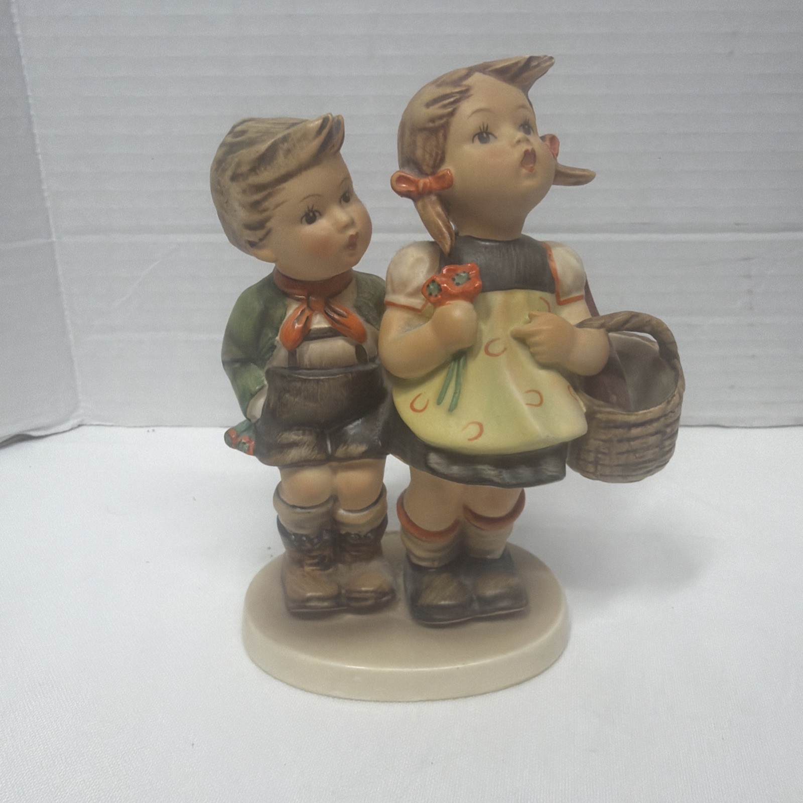 Vtg 5.25” Goebel Hummel To Market 49/0 TMK-3 Stylized Bee Western Germany