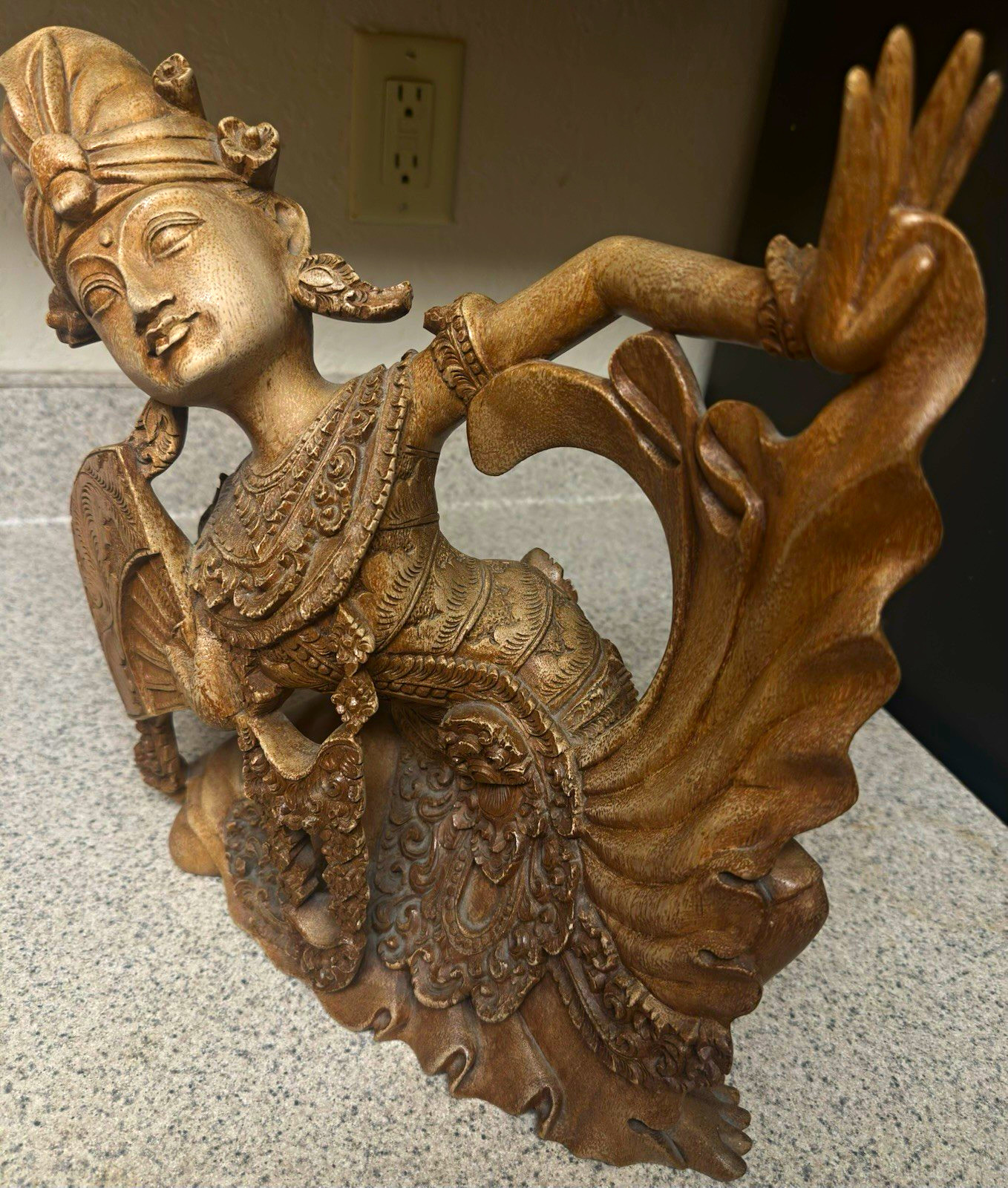 Large 24-Inch Hand-Carved Balinese Seated Dancer Sculpture – Intricate Mid-Centu Large 24-Inch Hand-Carved Balinese Seated Dancer Sculpture – Intricate Mid-Centu
