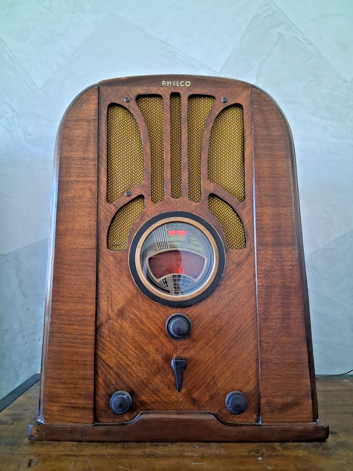 PHILCO 37-650 VINTAGE 8 TUBES RADIO, Tombstone. Restored, Plays perfect