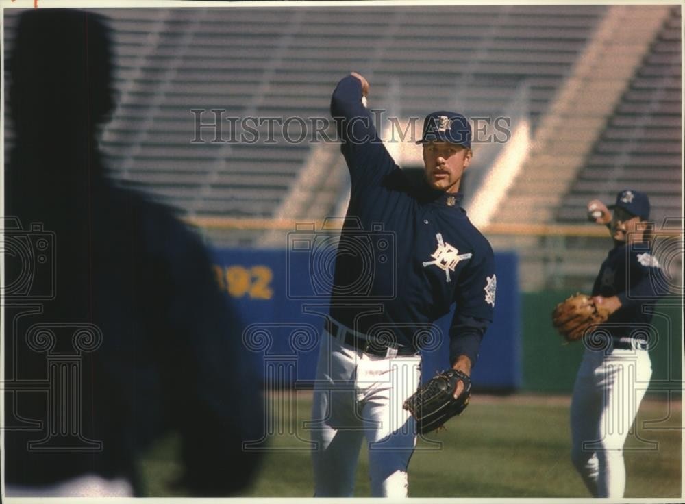 1994 Press Photo Brewer Baseball Pitcher Bob Scanlan At County Stadium Practice