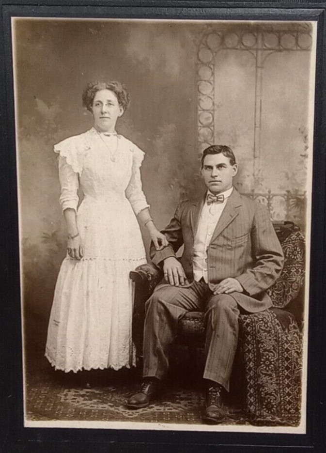 Antique Found Photo Portrait Husband and Wife early 1900s Good Condition