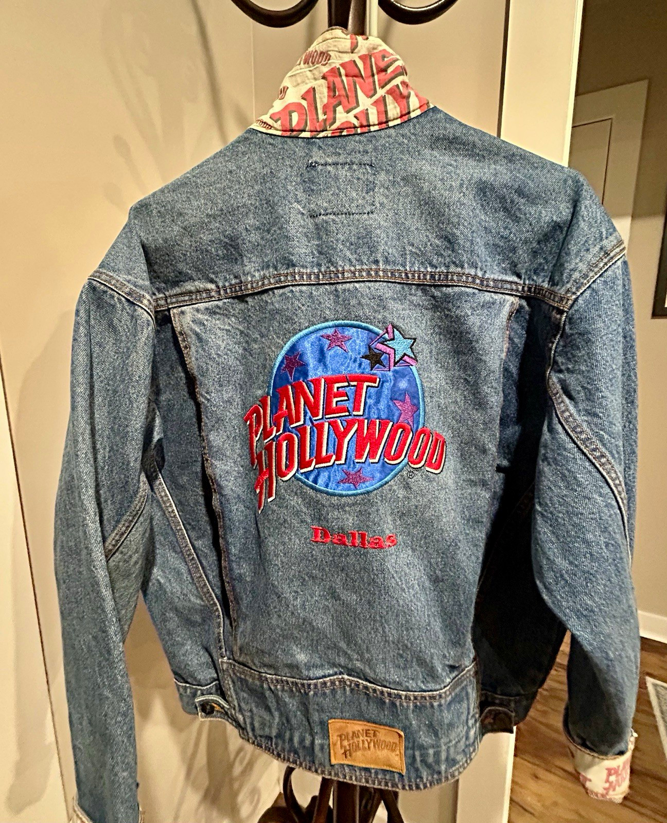 RARE VINTAGE PLANET HOLLYWOOD DALLAS DENIM JACKET – SIZE MEDIUM – WITH VINTAGE P