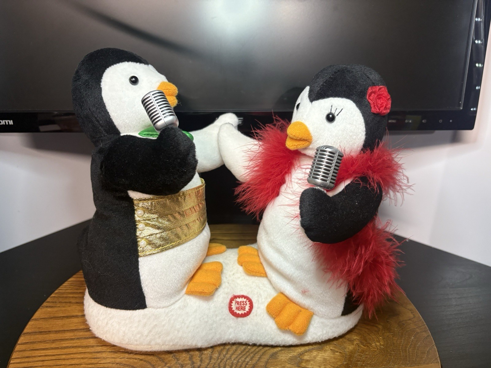 Avon Singing Animated Plush Penguin Duet Baby It\'s Cold Outside 2007  It Works