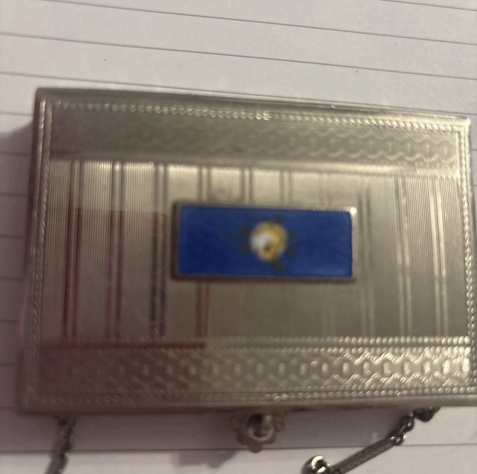 Vintage 1920's Silver Tone Art Deco Powder Compact . Vintage 1920's Silver Tone Art Deco Powder Compact .
