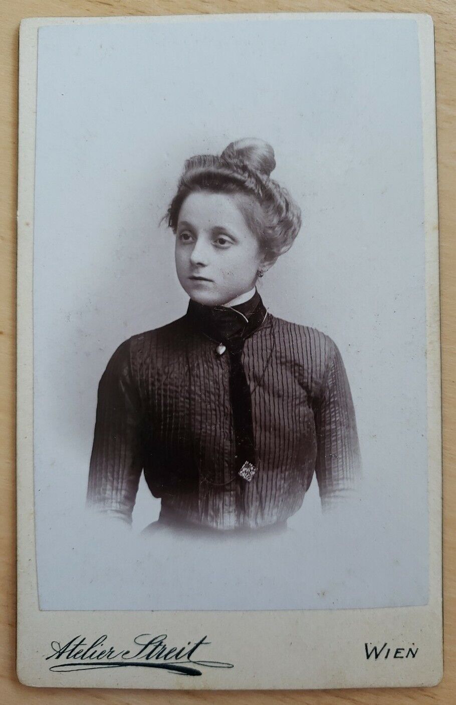 CDV 1901 beautiful woman w silky hair, black dress Atelier Streit Vienna Austria