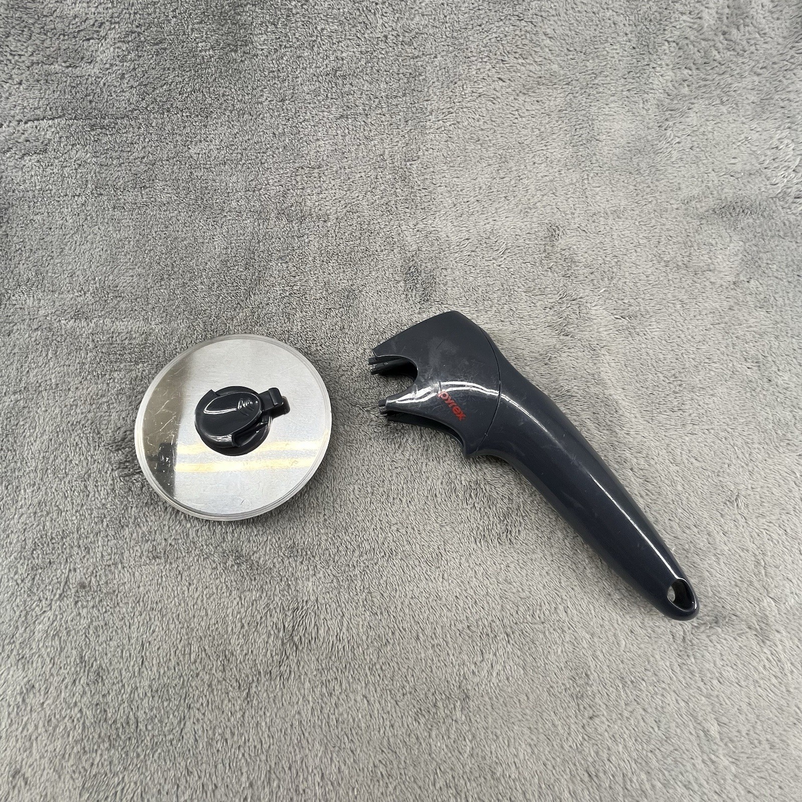 Vintage Pyrex Pizza Cutter Wheel 3.5 Inch Blade Removable Blue Handle Ergonomic