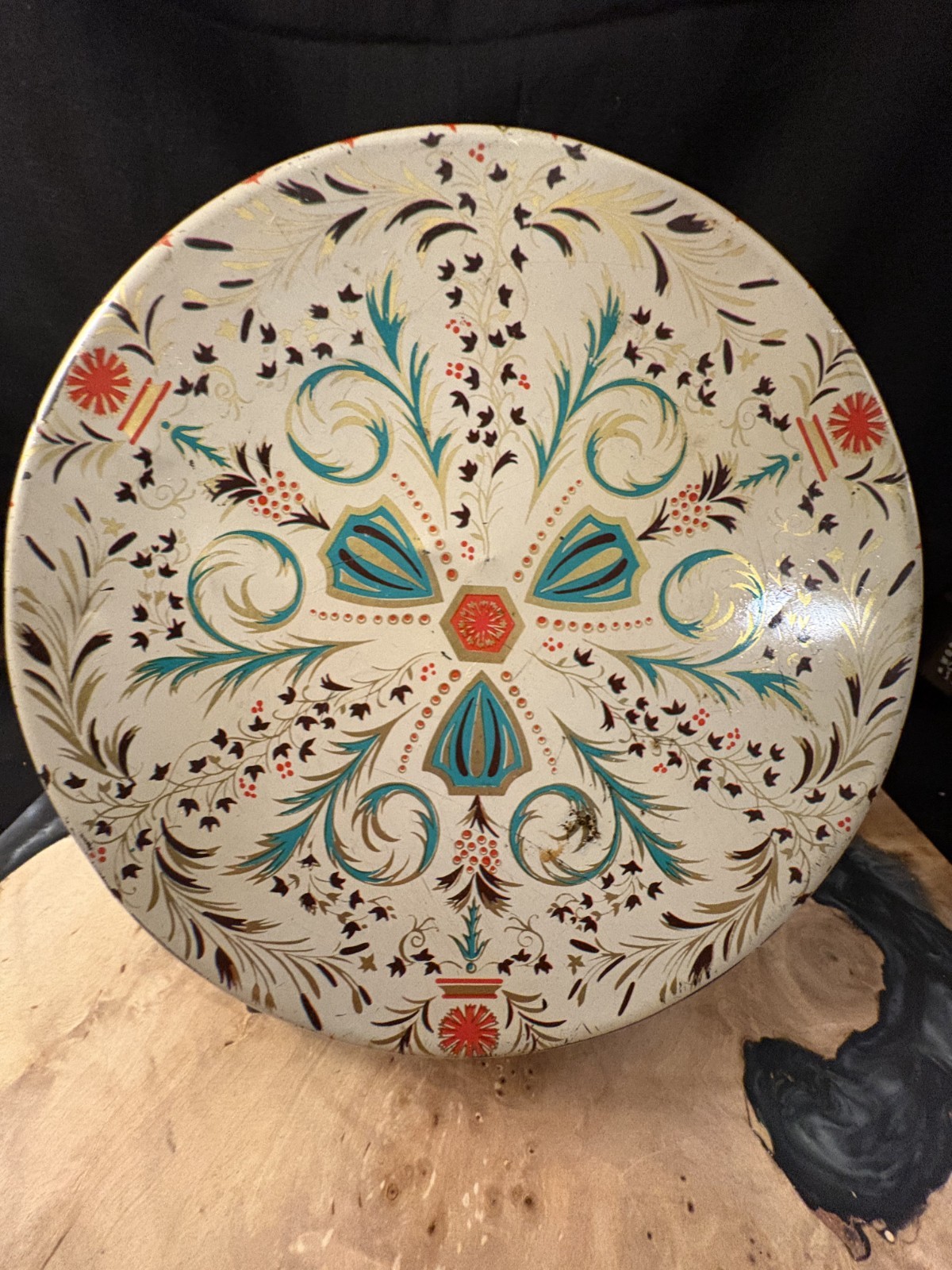 Vintage Tin Retro 6 in Round