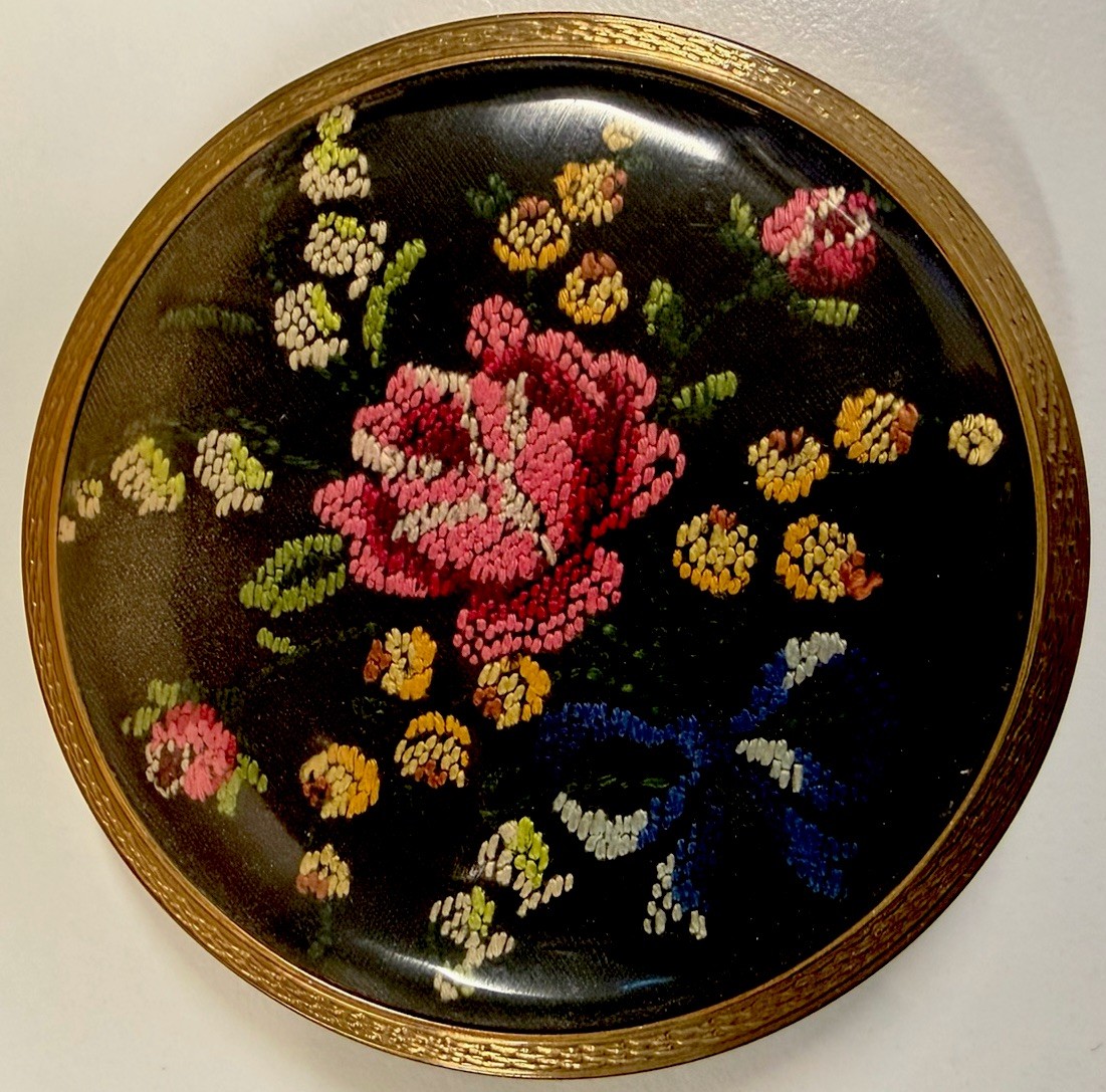 Vintage Stratton Floral Petit Point Vanity Compact 7.6cm - English - Collectible
