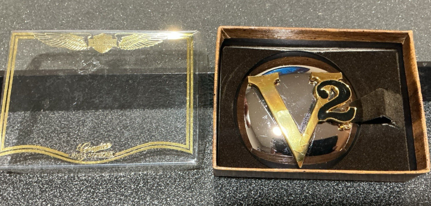 RARE NOS Vintage 80\'s Harley-Davidson V2 V-Twin gas cap medallion 91789-85