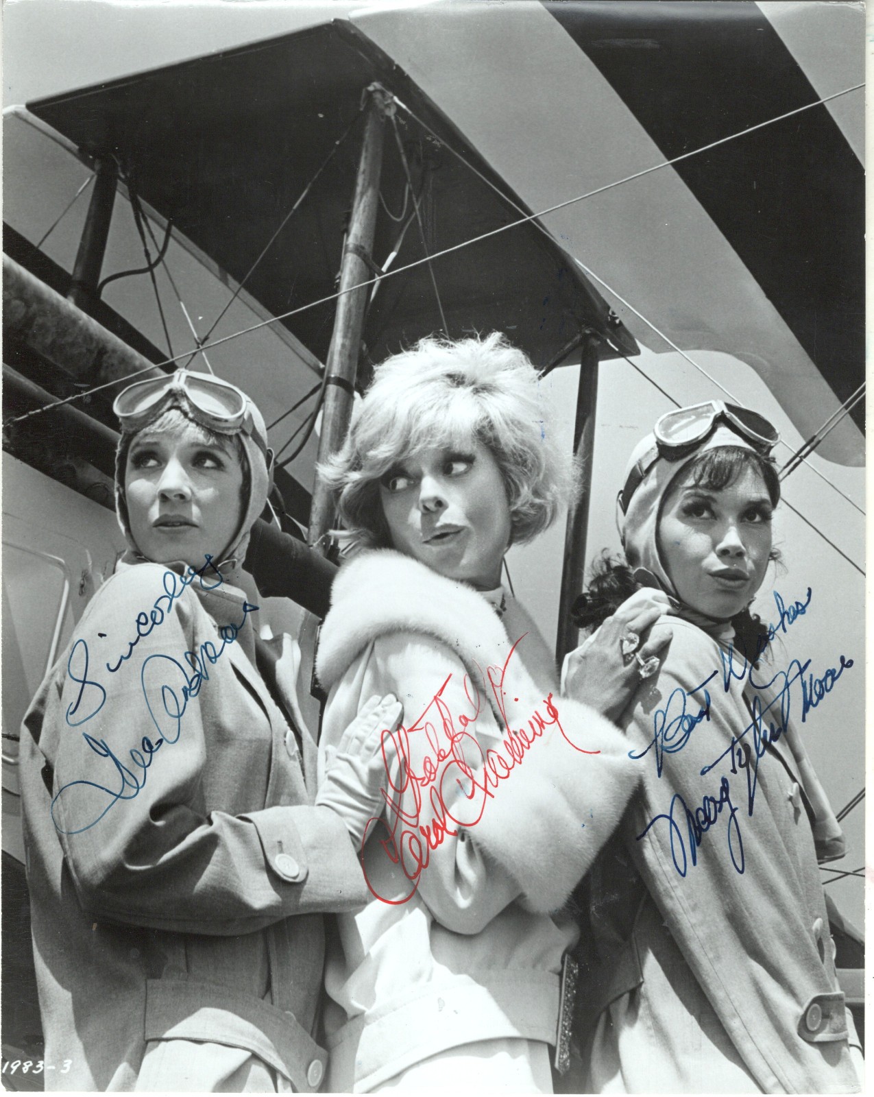 JULIE ANDREWS, MARY TYLER MOORE & CAROL CHANNING, RARE SIGNED VINTAGE PHOTO JULIE ANDREWS, MARY TYLER MOORE & CAROL CHANNING, RARE SIGNED VINTAGE PHOTO