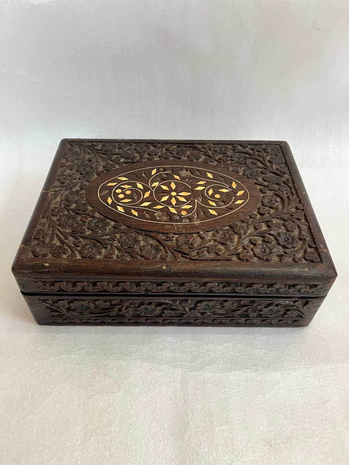 VINTAGE HAND MADE HAND CARVING WOODEN BOX COLLECTABLE 
