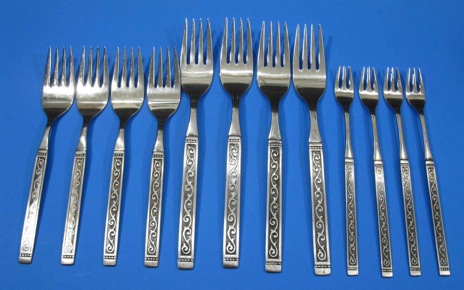 Oneida Stainless 1881 Rogers SPANISH COURT 12 Forks 4 Dinner 4 Salad 4 Cocktail