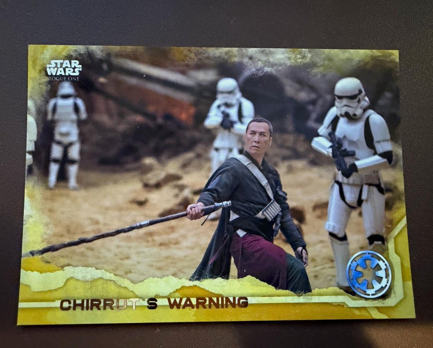 Topps 2016 Star Wars Rogue One Gold /50 #81 Chirrut's Warning Chirrut Îmwe Topps 2016 Star Wars Rogue One Gold /50 #81 Chirrut's Warning Chirrut Îmwe