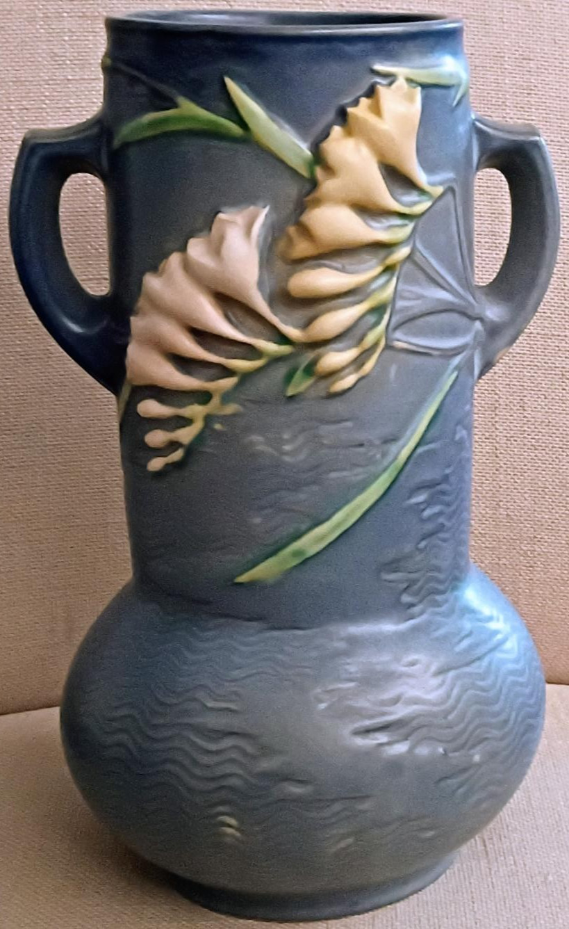 VINTAGE ROSEVILLE POTTERY BLUE FREESIA VASE #126-10 TWO HANDLE MCM