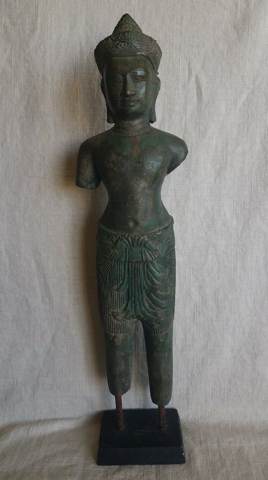 VINTAGE ASIAN BRASS STATUETE (18 inch tall by 5 inch wide) VINTAGE ASIAN BRASS STATUETE (18 inch tall by 5 inch wide)