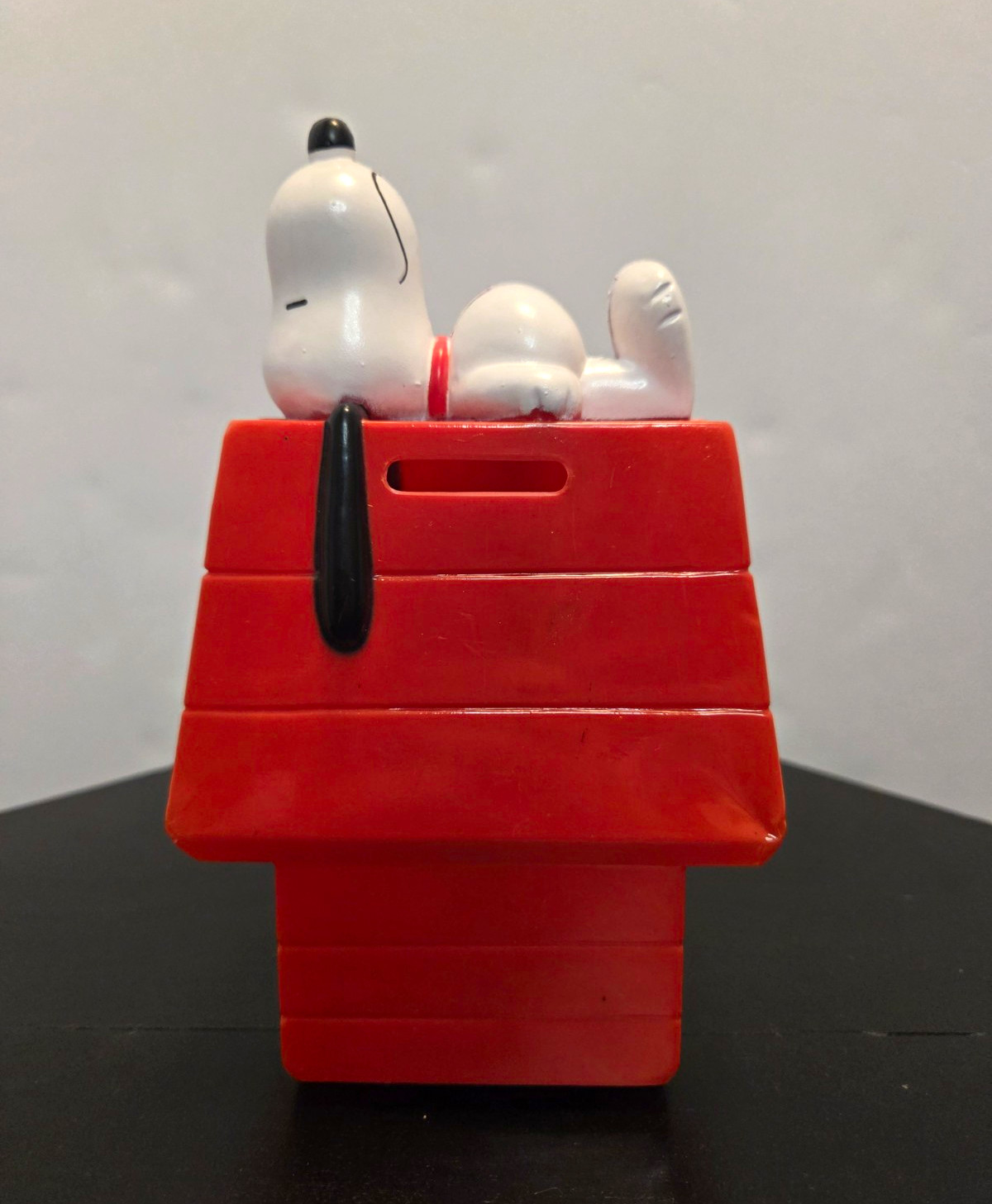 Vintage Peanuts Snoopy Red Doghouse Plastic Coin Bank 1966 UFS Chex Premium
