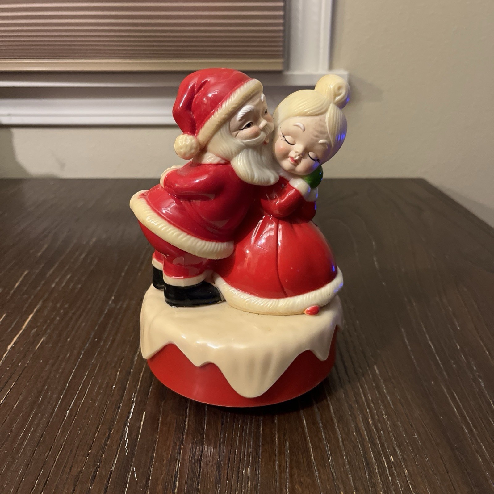 Vtg Santa Kissing Mrs Claus Rotating Music Box 1973 Hong Kong Plastic Spinning