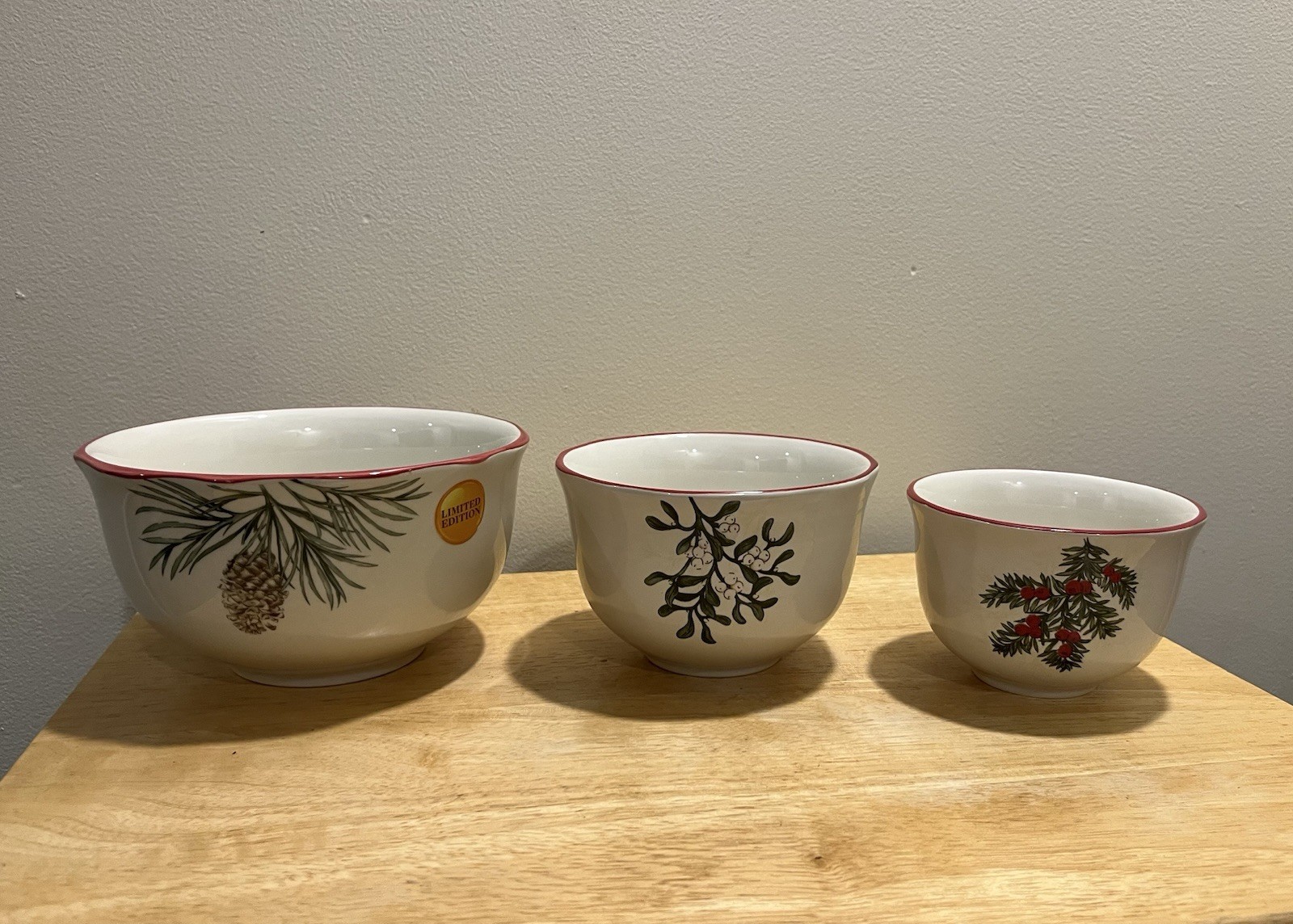 Better Homes & Gardens Heritage Limit Edition Holly Nesting Bowls Set of 3