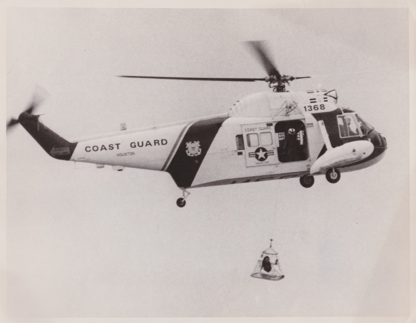 1972 Press Photo Apollo 16 Astronaut Charles Duke hoisted in USCG Helicopter