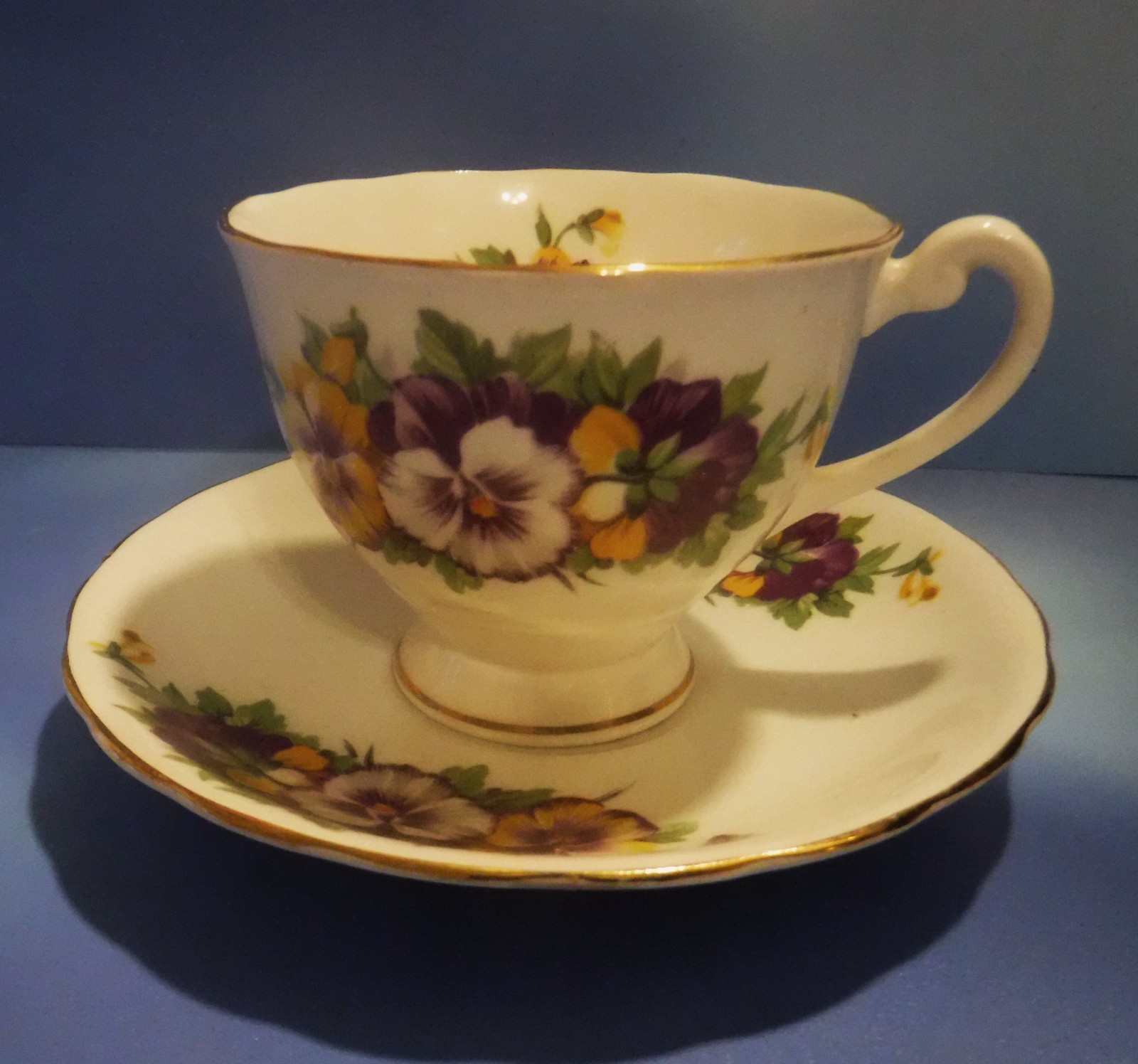 BONE CHINA TEACUP AND SAUCER WINDSOR MADE IN ENGLAND FLORAL GOLD TRIM VGC BONE CHINA TEACUP AND SAUCER WINDSOR MADE IN ENGLAND FLORAL GOLD TRIM VGC