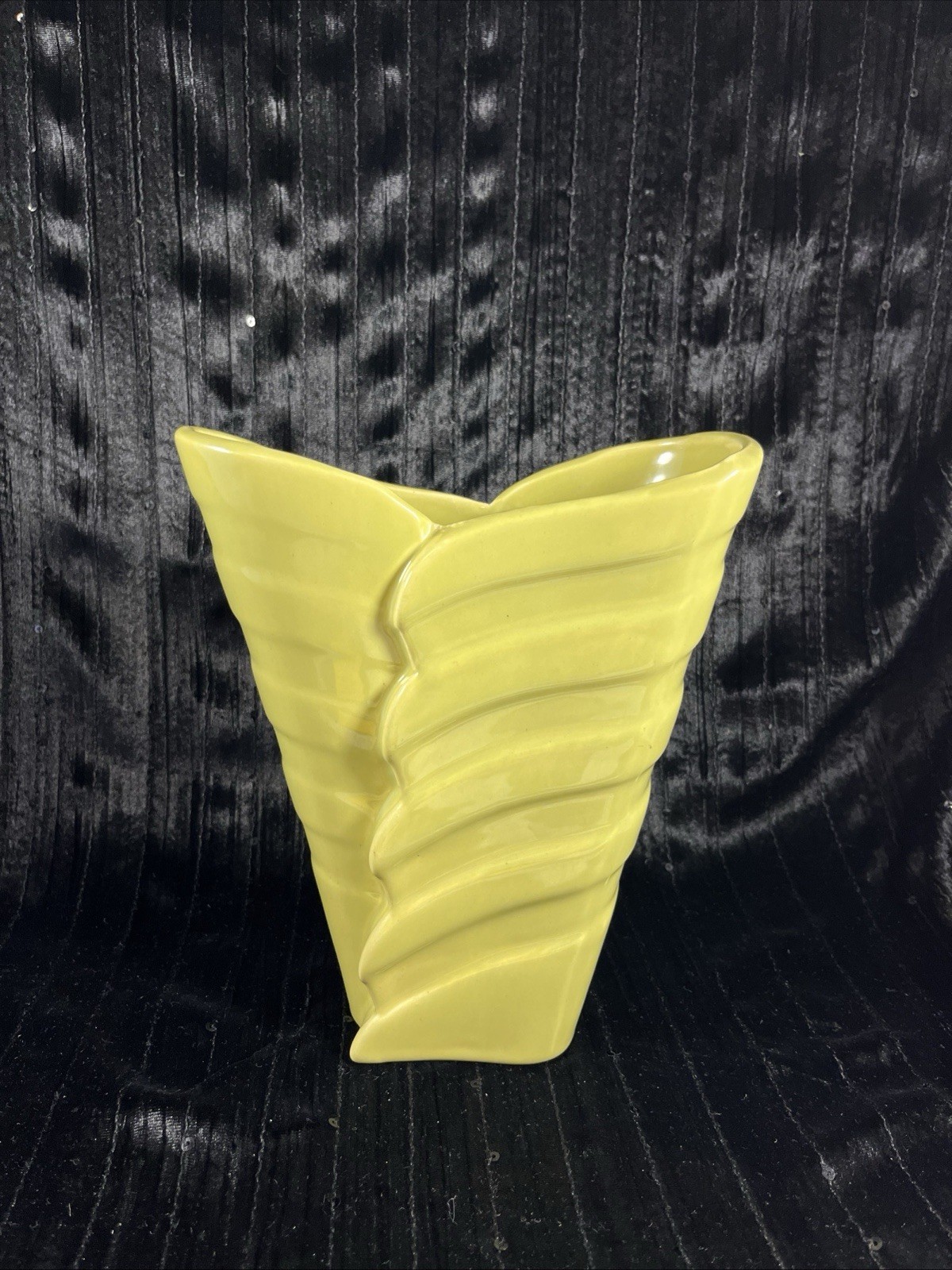Vintage Bauer USA Cali Art Deco Green Chartreuse Ceramic Swirl Stepped Vase READ