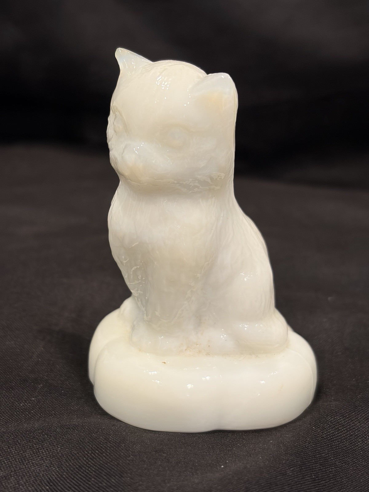 Boyd’s Crystal Art Glass’s Vtg. Glass Kitten on a Pillow #7  In Antique White