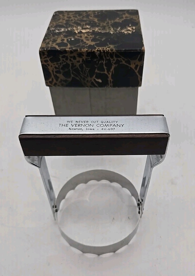 Vintage Kwik-Kut round food chopper THE VERNON COMPANY NEWTON IOWA (170)