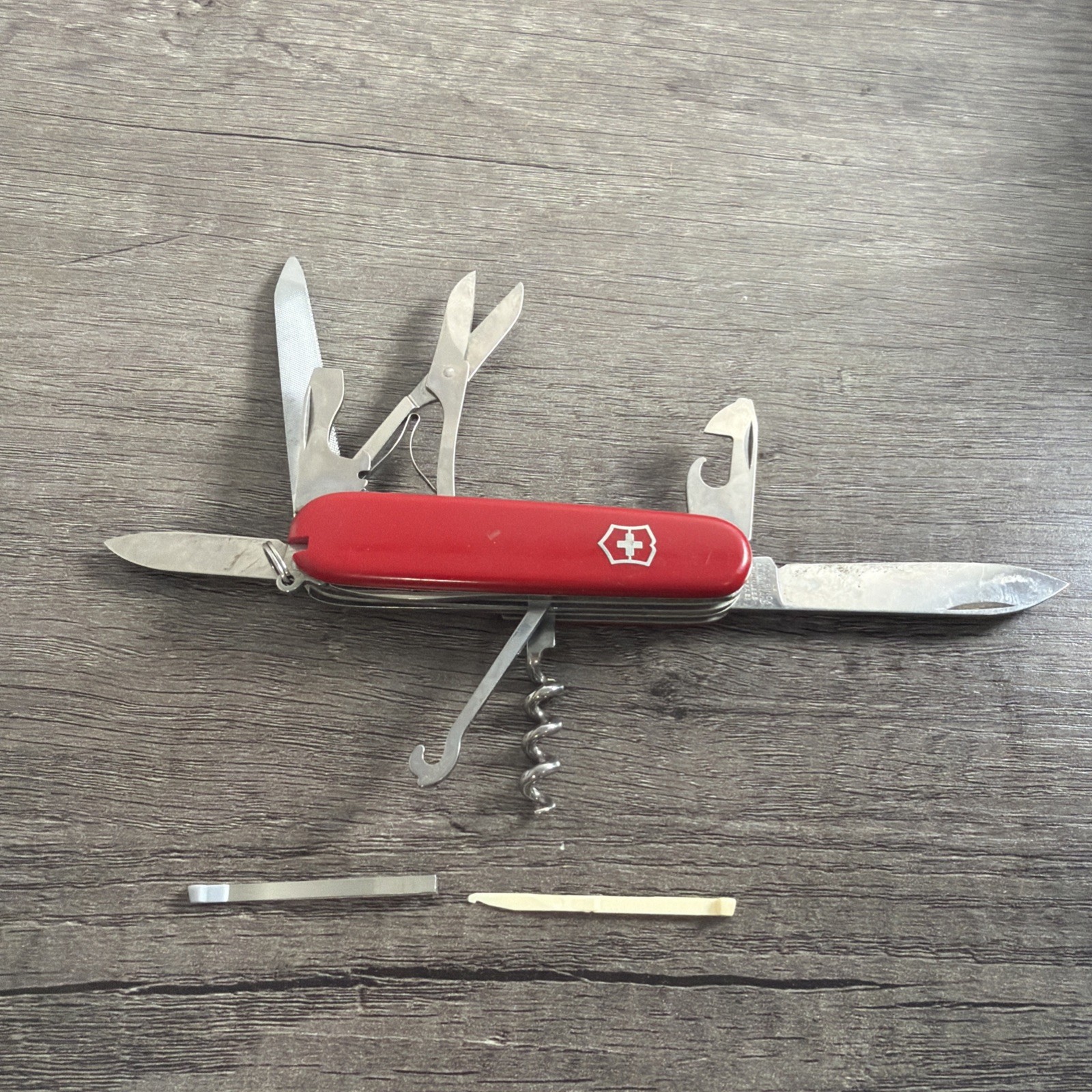 Victorinox Swiss Army Mountaineer 91mm Red Folding Pocket Knife Multi Tool