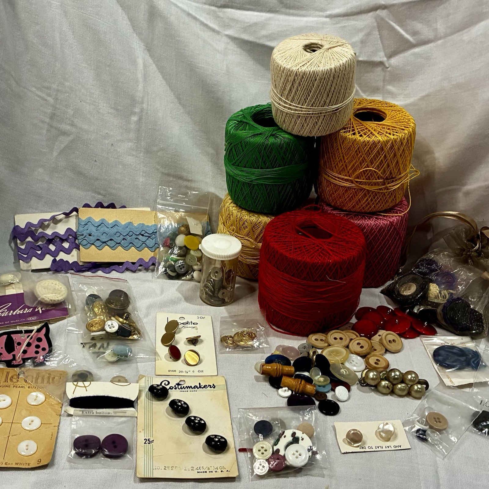 Vintage Buttons Crochet Thread Trim Ric Rac Craft DIY Grandmas Sewing Junk Lot
