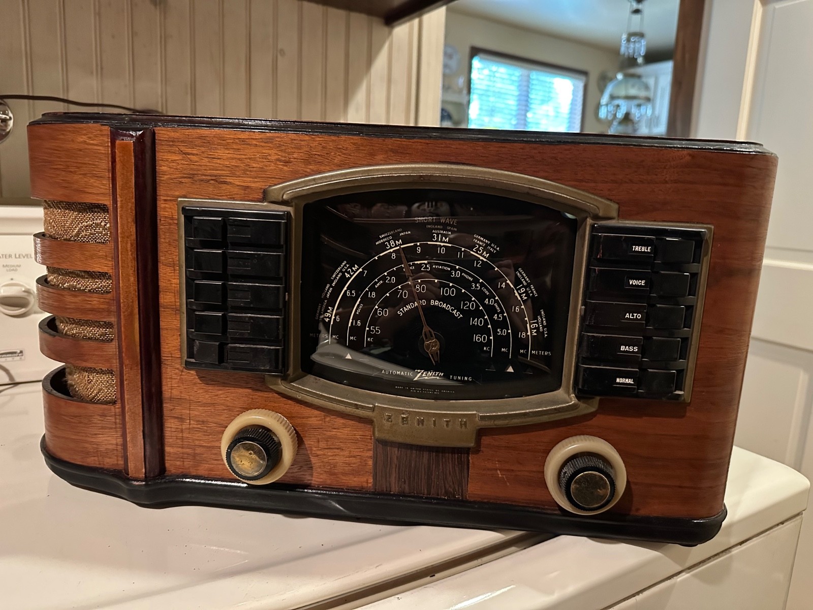 Radio  Zenith model 7S633R wood 7 tube tabletop , untested  used