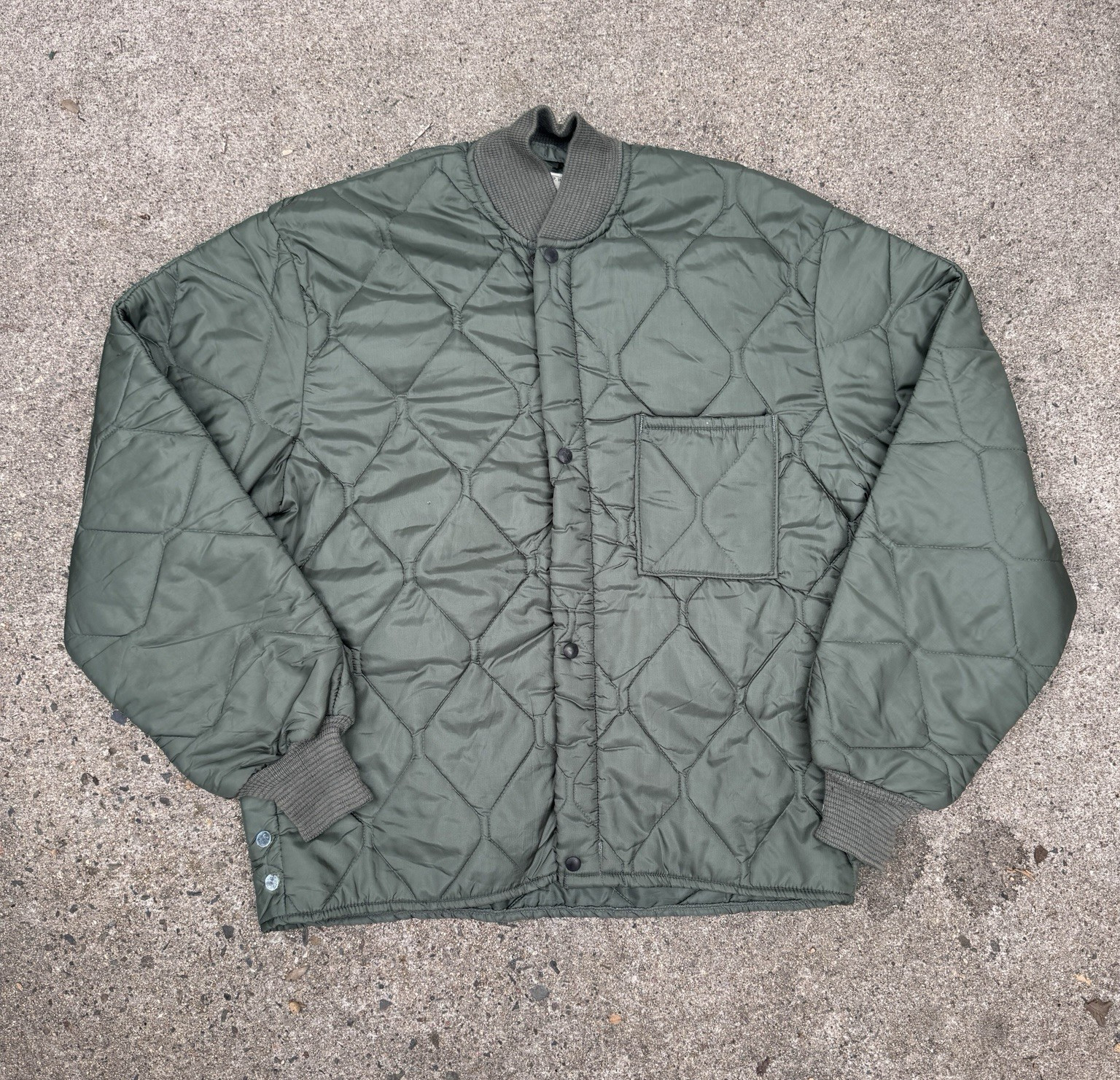 Vintage Quilted Liner Jacket CWU-9/P US Air Force USAF Medium Green 60s Vietnam