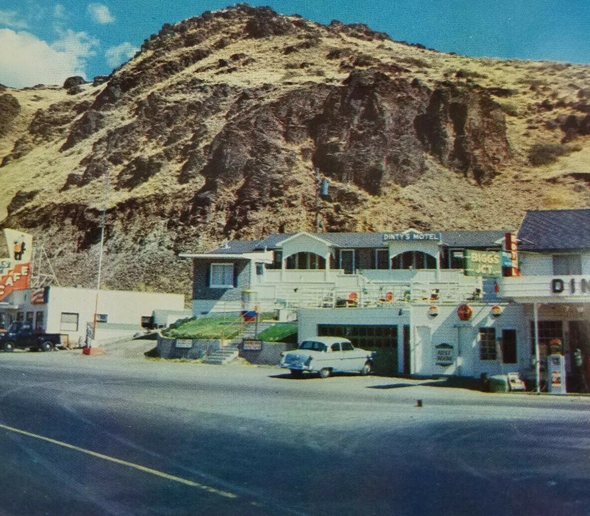 Vintage postcard Dinty\'s Cafe Gas Station Classic Car The Dalles Oregon A2-334