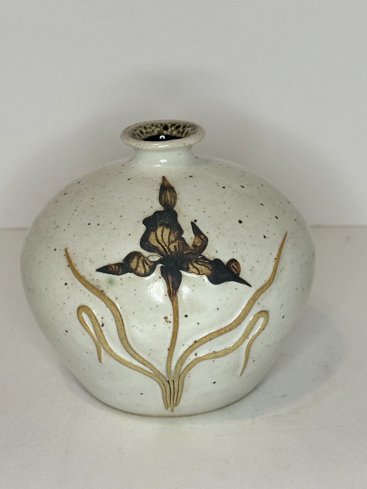Vintage 1990 Signed TAMI BIER Folk Art Pottery Pinch Top Vase Iris Flower Design