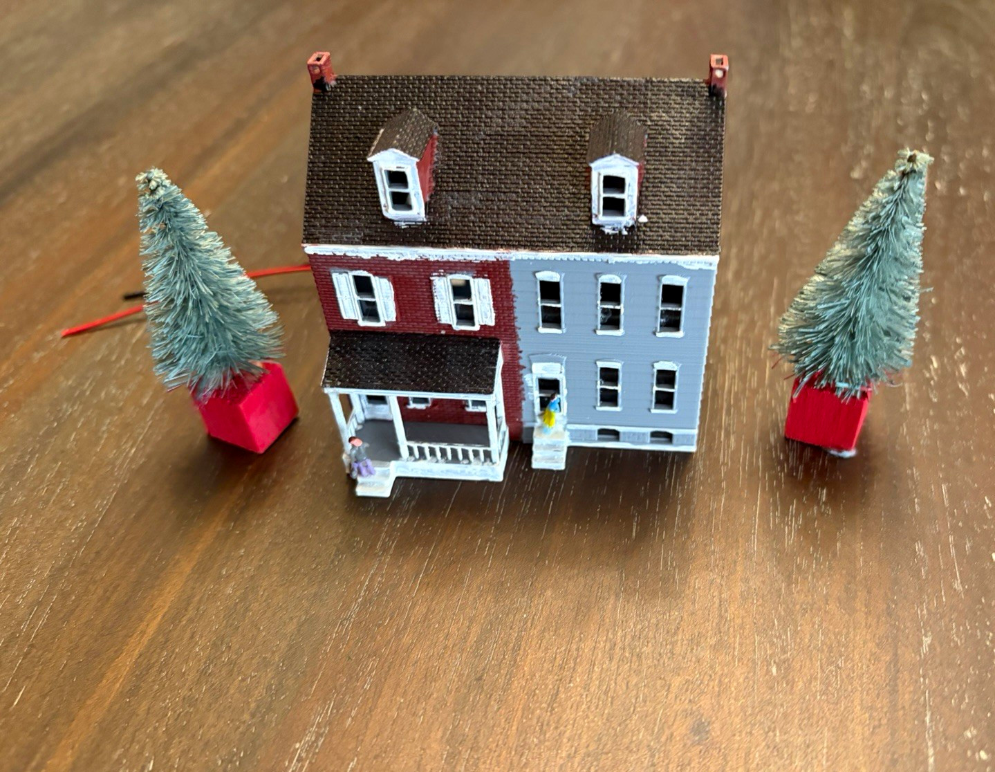 N scale Philly townhouse with 2 trees. Lighted