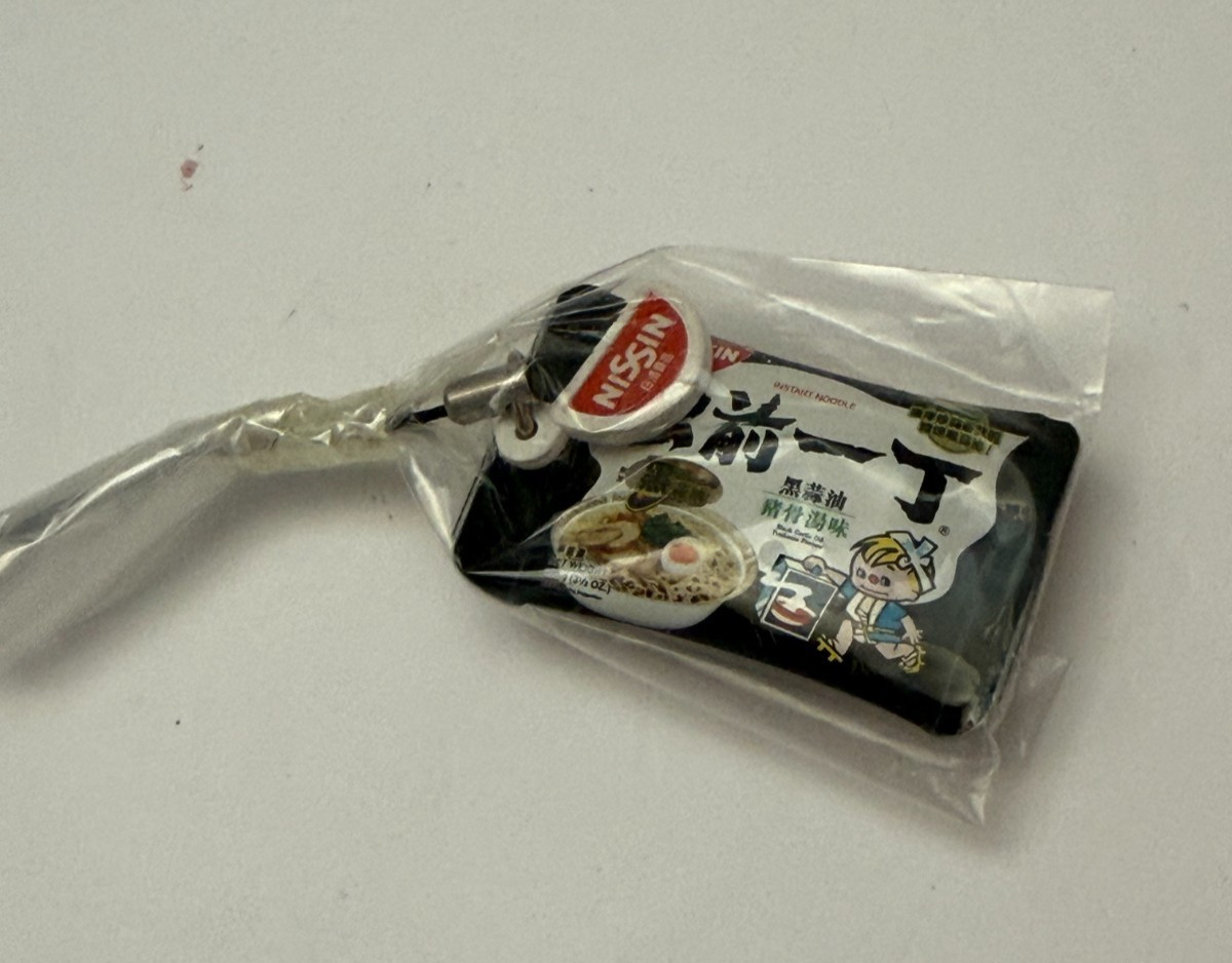 Nissin Demae Iccho Ramen Keychain Magnet Black Garlic Tonkotsu Miniature New Nissin Demae Iccho Ramen Keychain Magnet Black Garlic Tonkotsu Miniature New